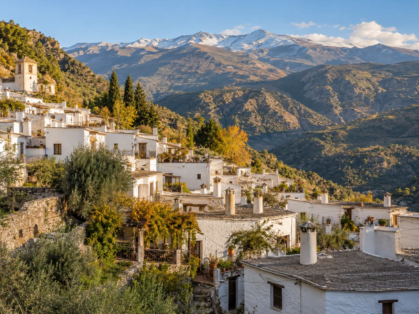 Casas blancas de la Alpujarra en la ladera de la montaña